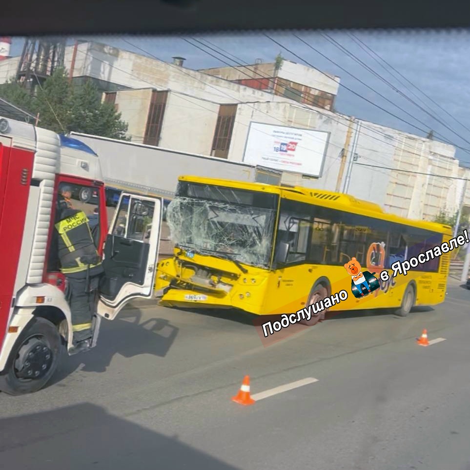 Повреждённый жёлтый автобус после ДТП с грузовиком, рядом пожарный