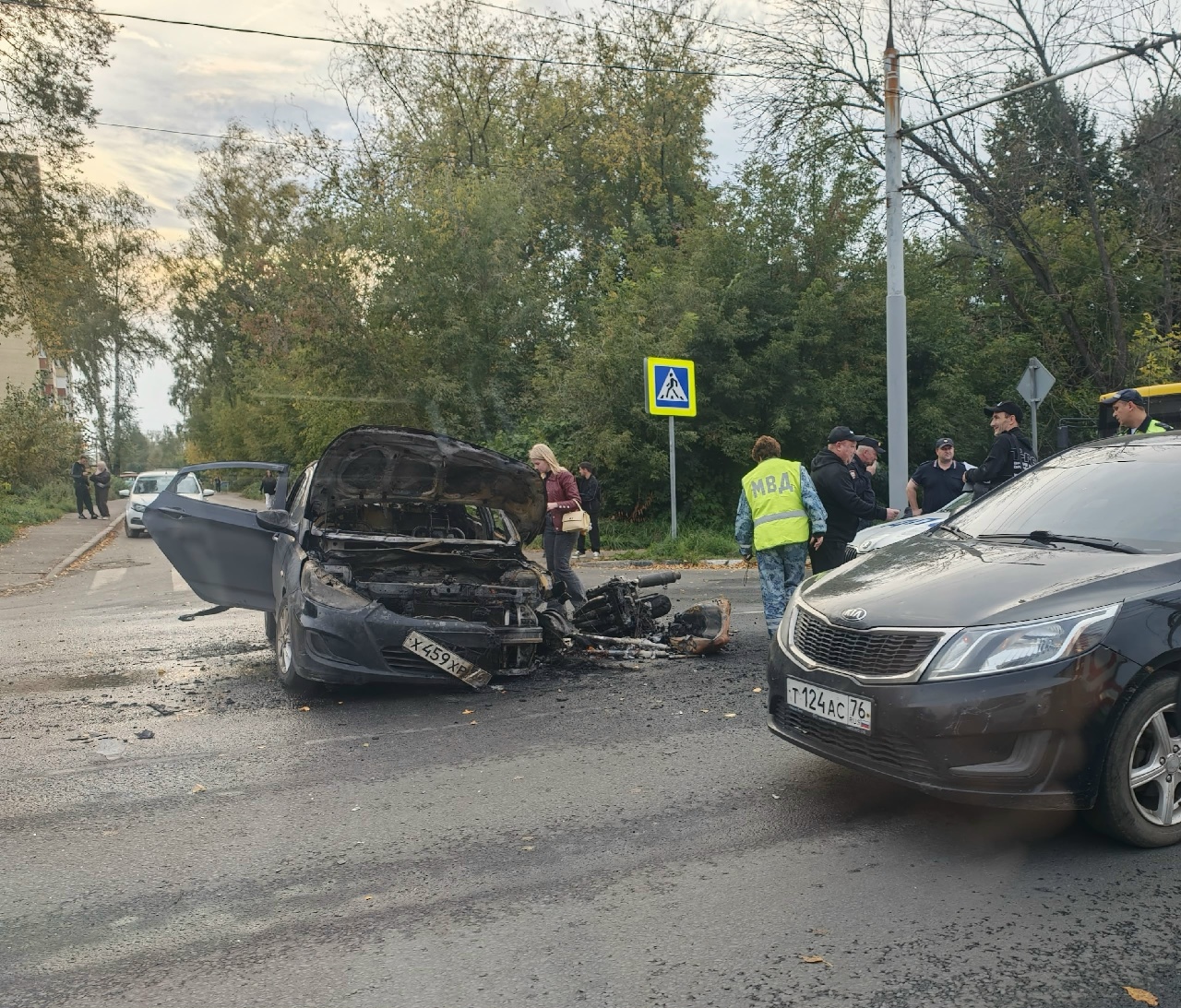 Последствия ДТП с автомобилем и мотоциклом на улице Ярославля