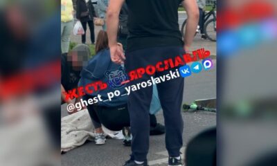 Ребенок сидит на дороге после ДТП на пешеходном переходе в Ярославле