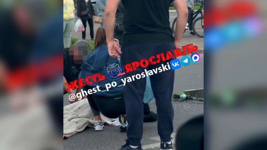 Ребенок сидит на дороге после ДТП на пешеходном переходе в Ярославле