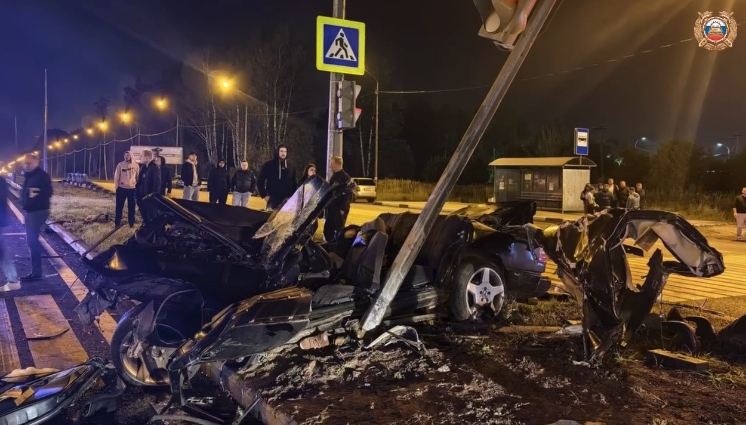 Разбитые автомобили после смертельного ДТП на выезде из Ярославля ночью