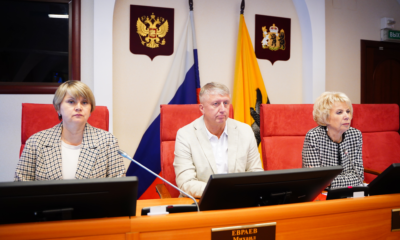 Депутаты Ярославской облдумы на заседании в зале с флагами России и области