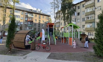 Благоустроенный двор в Ярославле с детской площадкой, беседкой и жилыми домами