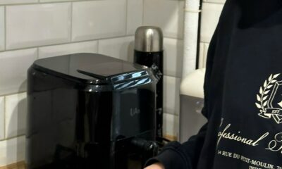 Житель готовит на газовой плите на кухне