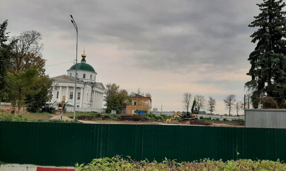 Строительная площадка гостиницы у храма на Волжской набережной в Ярославле