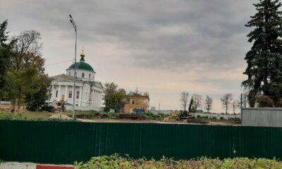 Строительная площадка гостиницы у храма на Волжской набережной в Ярославле