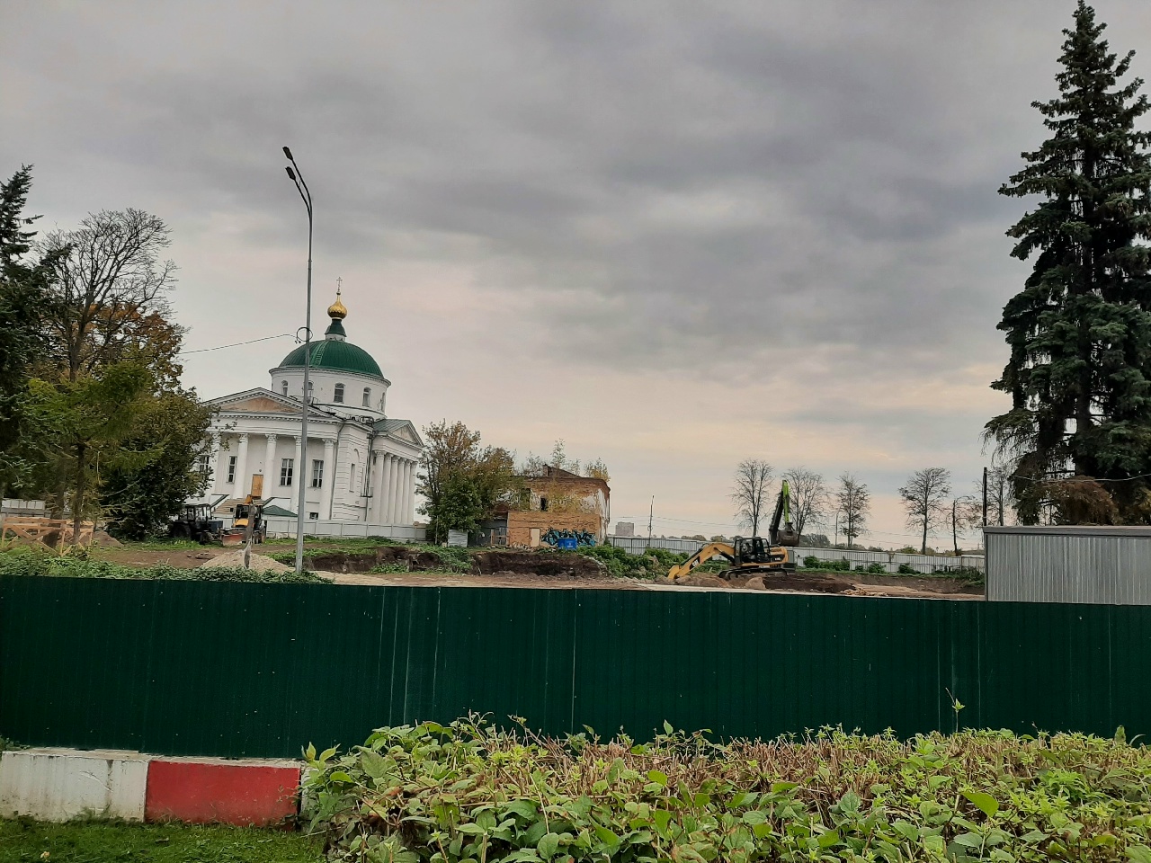 Строительная площадка гостиницы у храма на Волжской набережной в Ярославле