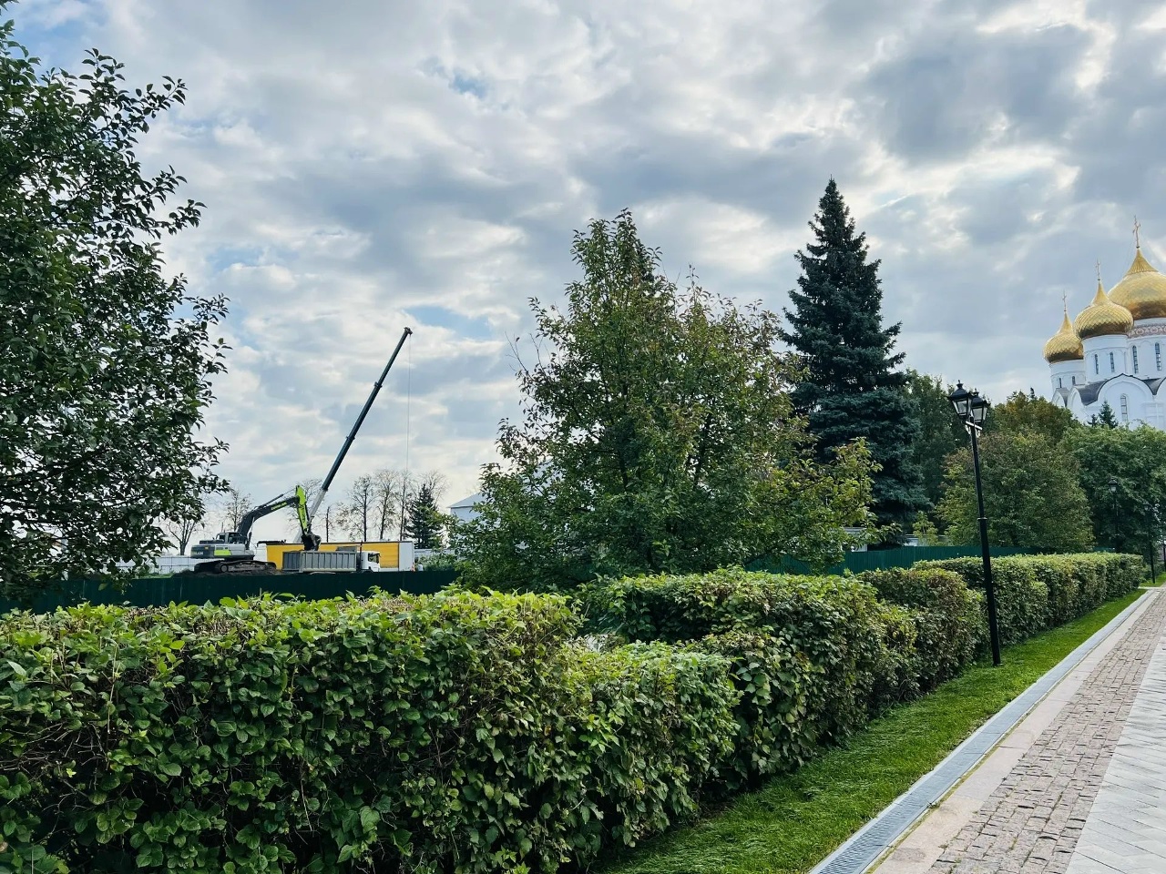 Строительство гостиницы у Волжской набережной в Ярославле рядом с храмом
