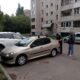 Судебный пристав оформляет арест автомобиля во дворе жилого дома