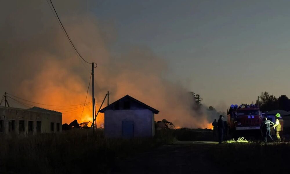 Пожарные тушат крупный пожар у зданий в Ярославской области ночью