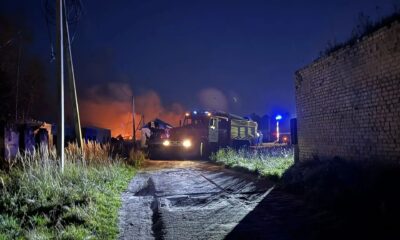 Пожарные машины у места ночного пожара на заводе пиротехники в Ярославской области