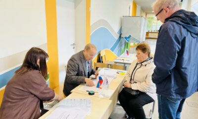 Избиратели и члены комиссии на избирательном участке в Ярославской области