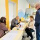 Избиратели и члены комиссии на избирательном участке в Ярославской области