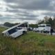 Пассажирский автобус съехал в кювет у дороги, рядом стоят машины и люди
