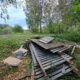 Куча сломанных деревянных поддонов в березовой роще у Ляпинских карьеров