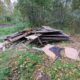Свалка из старых досок и строительного мусора в лесу у Ляпинских карьеров