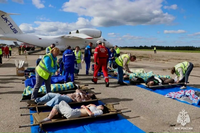 Спасатели оказывают помощь пострадавшим у самолета во время учений на аэродроме