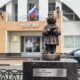 Скульптура медведика-врача у входа в ЯГМУ в Ярославле