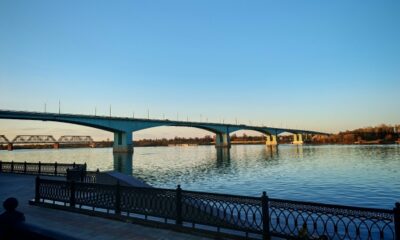Октябрьский мост через Волгу в Ярославле на фоне ясного неба