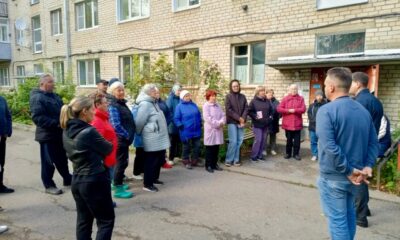 Жители многоквартирного дома собрались у подъезда для обсуждения проблем с газоснабжением