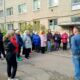 Жители многоквартирного дома собрались у подъезда для обсуждения проблем с газоснабжением