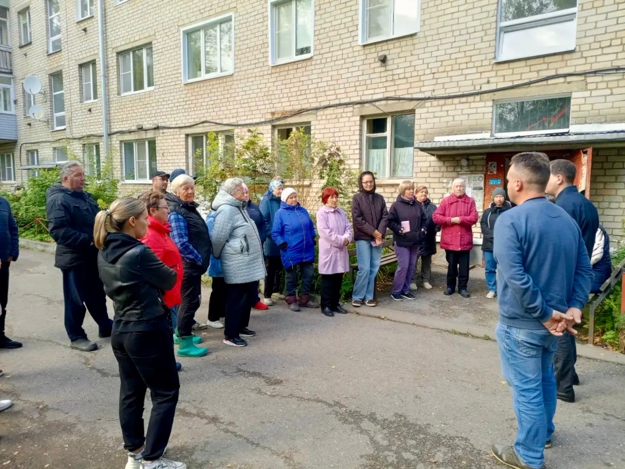 Жители многоквартирного дома собрались у подъезда для обсуждения проблем с газоснабжением