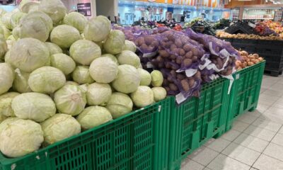 Капуста, картофель и лук в овощном отделе супермаркета