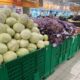 Капуста, картофель и лук в овощном отделе супермаркета
