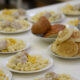 Школьные обеды с макаронами, котлетами и блинами на тарелках