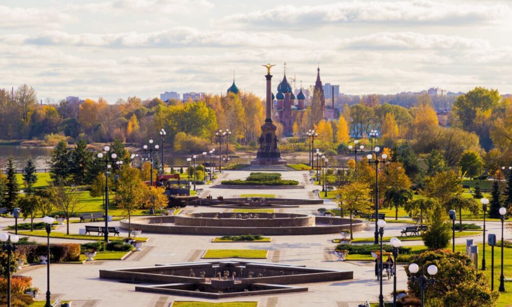 Осенний Стрелка-парк в Ярославле с Успенским собором и золотыми деревьями