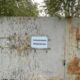 Ржавые металлические ворота с табличкой «Скотомогильник Сибирская язва»