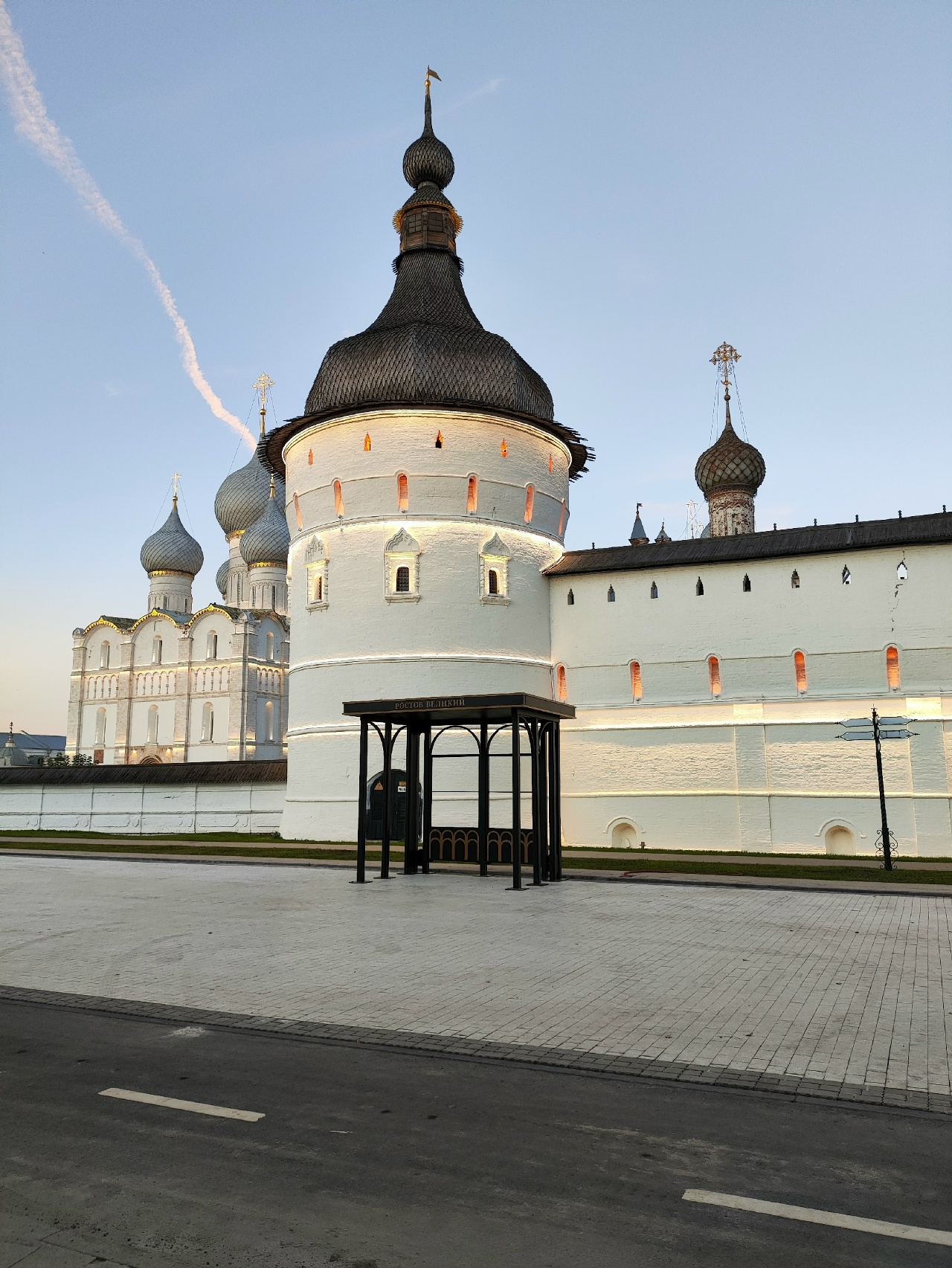 Чёрный навес у белой башни Ростовского кремля с луковичными куполами