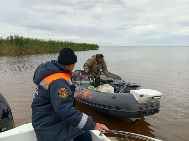 Спасатели у надувной лодки на берегу Рыбинского моря