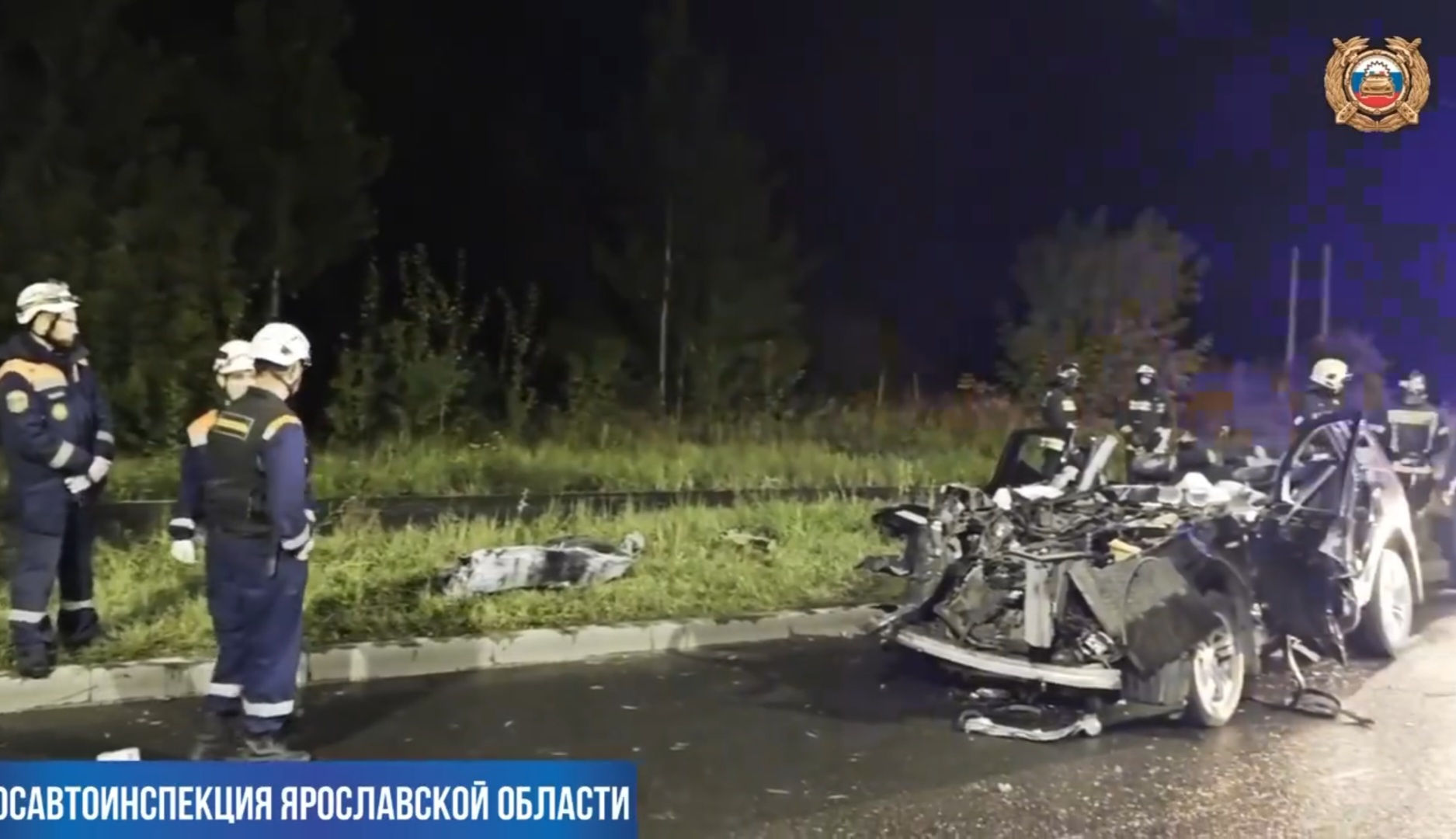 Сотрудники ДПС осматривают сильно повреждённый автомобиль после ночного ДТП
