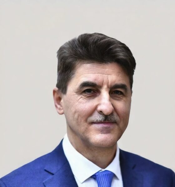 Портрет Николая Степанова на светлом фоне