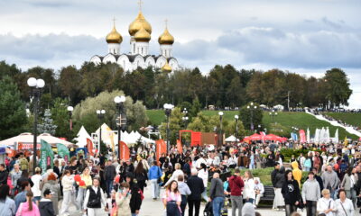 Гости фестиваля на Стрелке в Ярославле на фоне Успенского собора