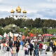 Гости фестиваля на Стрелке в Ярославле на фоне Успенского собора