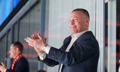 Губернатор Михаил Евраев аплодирует на трибуне во время мероприятия