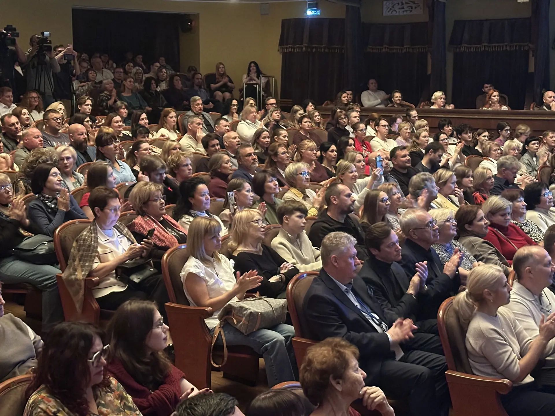 Зрители аплодируют в зале на открытии Международного Волковского фестиваля в Ярославле
