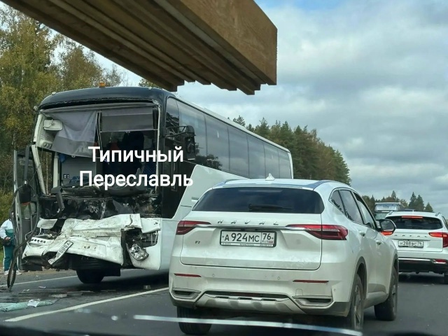 Повреждённый автобус после ДТП на дороге, рядом белые автомобили