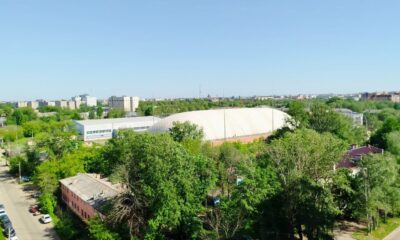 Панорама района Пятёрка в Ярославле с зелёными кварталами и крупным спортивным комплексом