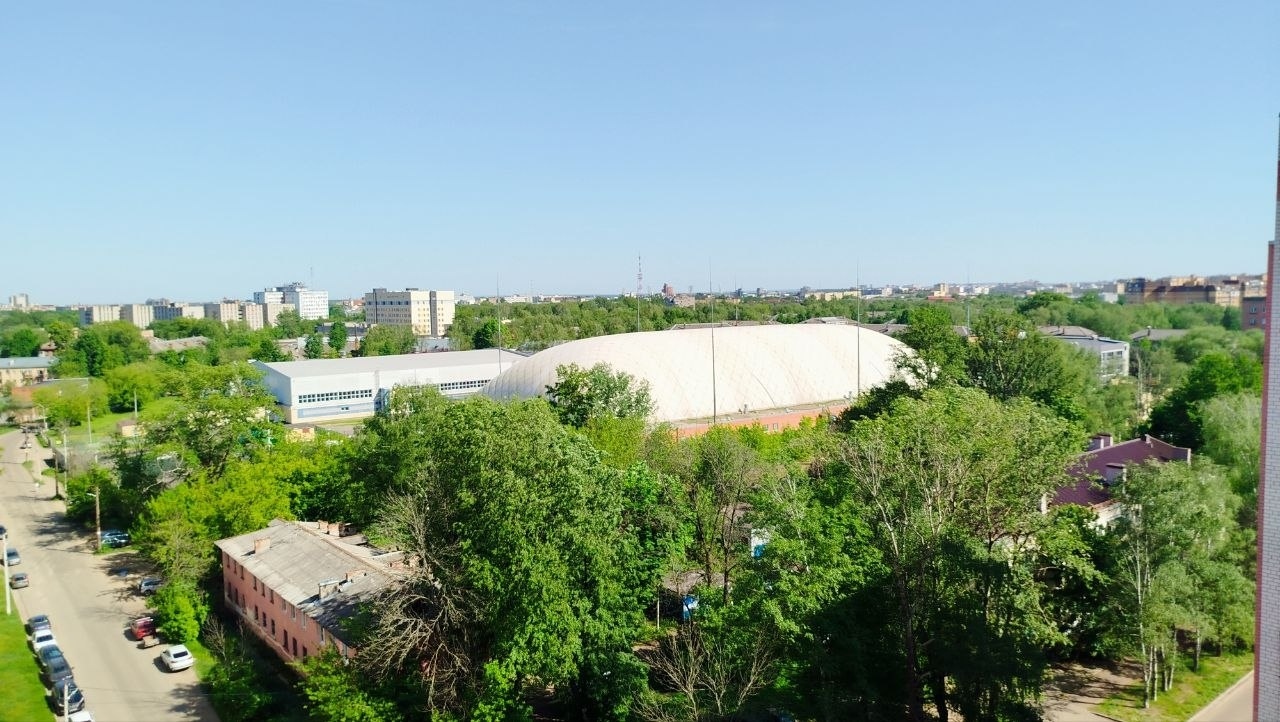 Панорама района Пятёрка в Ярославле с зелёными кварталами и крупным спортивным комплексом