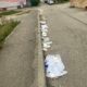 Мусор и разбитая плитка вдоль бордюра на улице в Ярославле