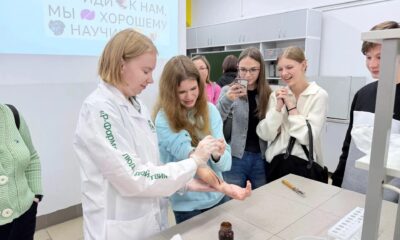 Школьники наблюдают за демонстрацией опыта на дне открытых дверей «Профессионалитета»