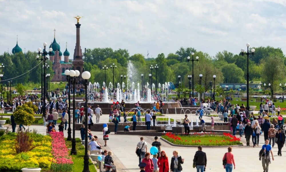 Туристы и жители гуляют у фонтанов в парке на Стрелке в Ярославле