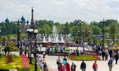 Туристы и жители гуляют у фонтанов в парке на Стрелке в Ярославле