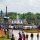 Туристы и жители гуляют у фонтанов в парке на Стрелке в Ярославле