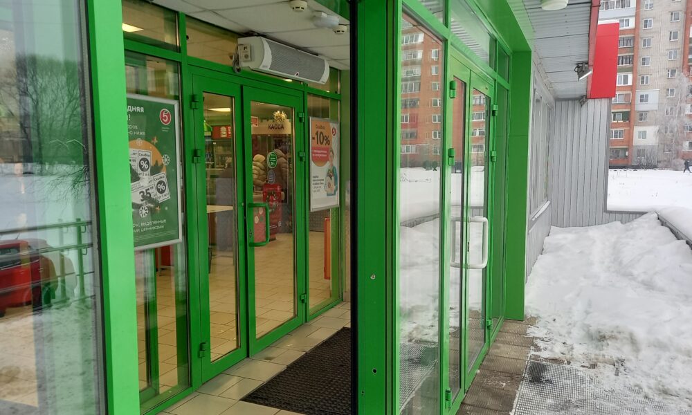 Вход в магазин «Пятерочка» зимой в Ярославле