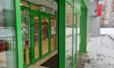 Вход в магазин «Пятерочка» зимой в Ярославле
