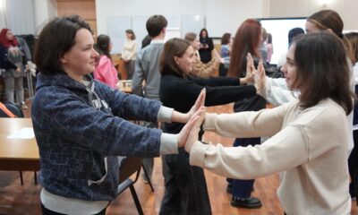 Участницы психологического тренинга выполняют упражнение в парах